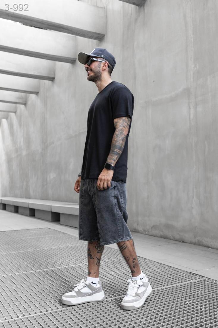 Модна чорна чоловіча однотонна футболка Модна чорна чоловіча однотонна футболка
